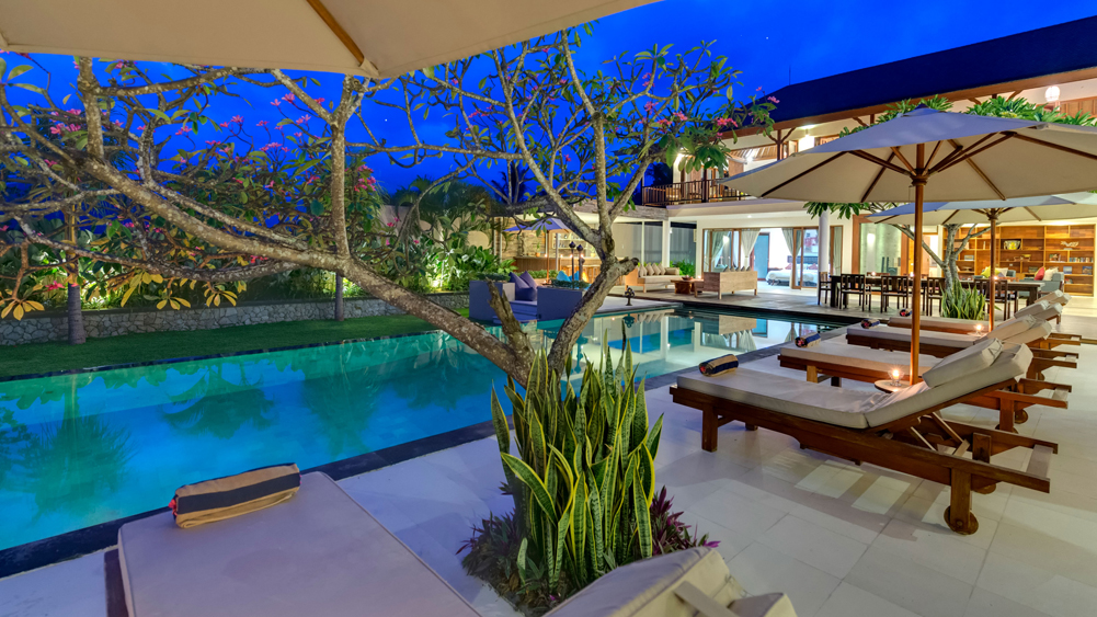 Villa Asada - Pool area at dusk